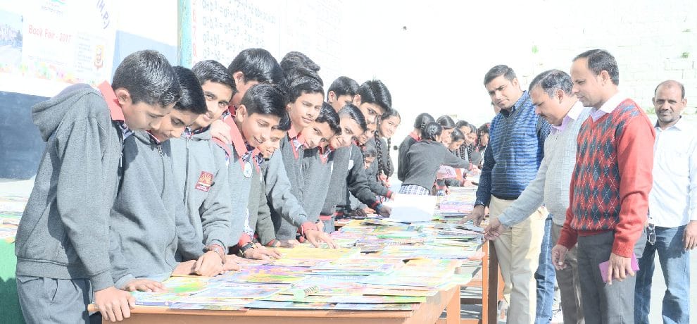छात्रों ने पुस्तक मेले में खरीदी पस्तकें