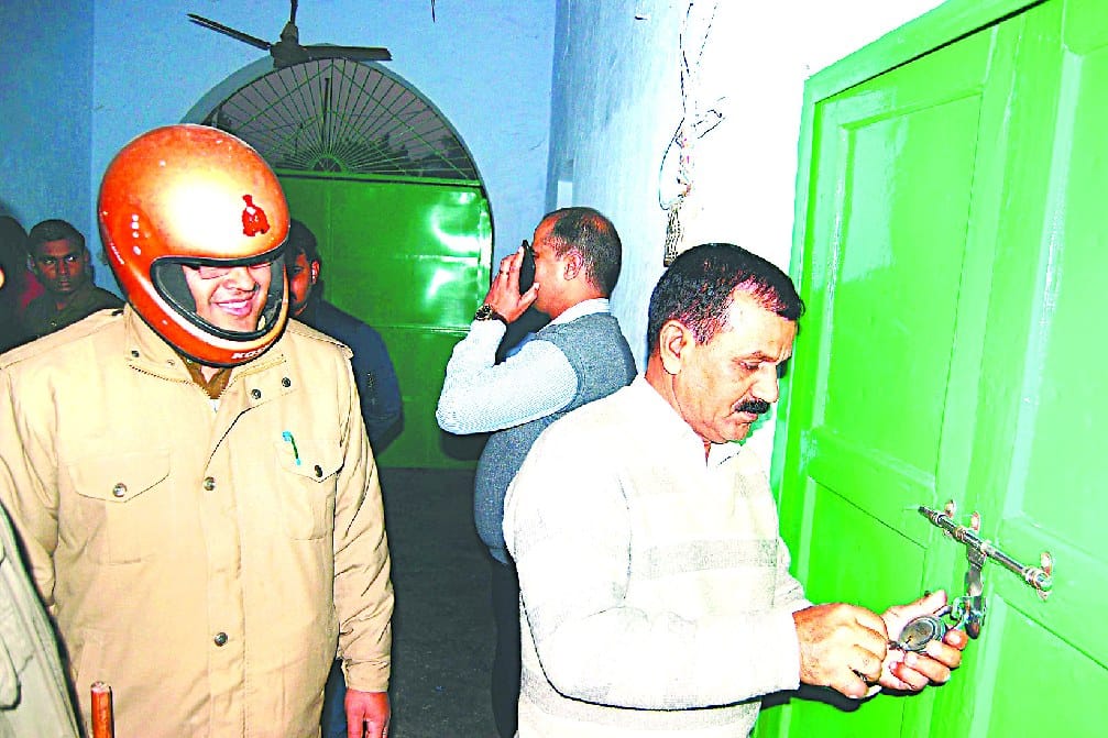 टाउनहॉल हॉकी क्लब पर प्रशासन का ताला