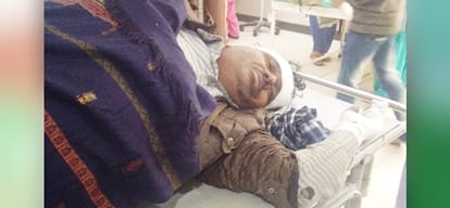 three injured when they met with an accident with a car