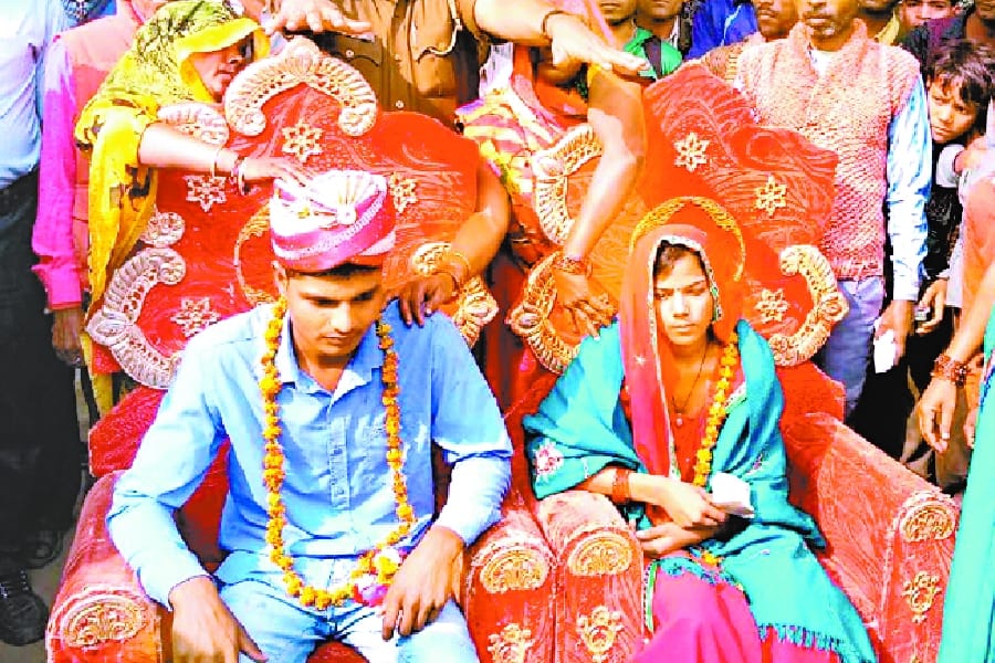 groom disappear form farlour an bride from town