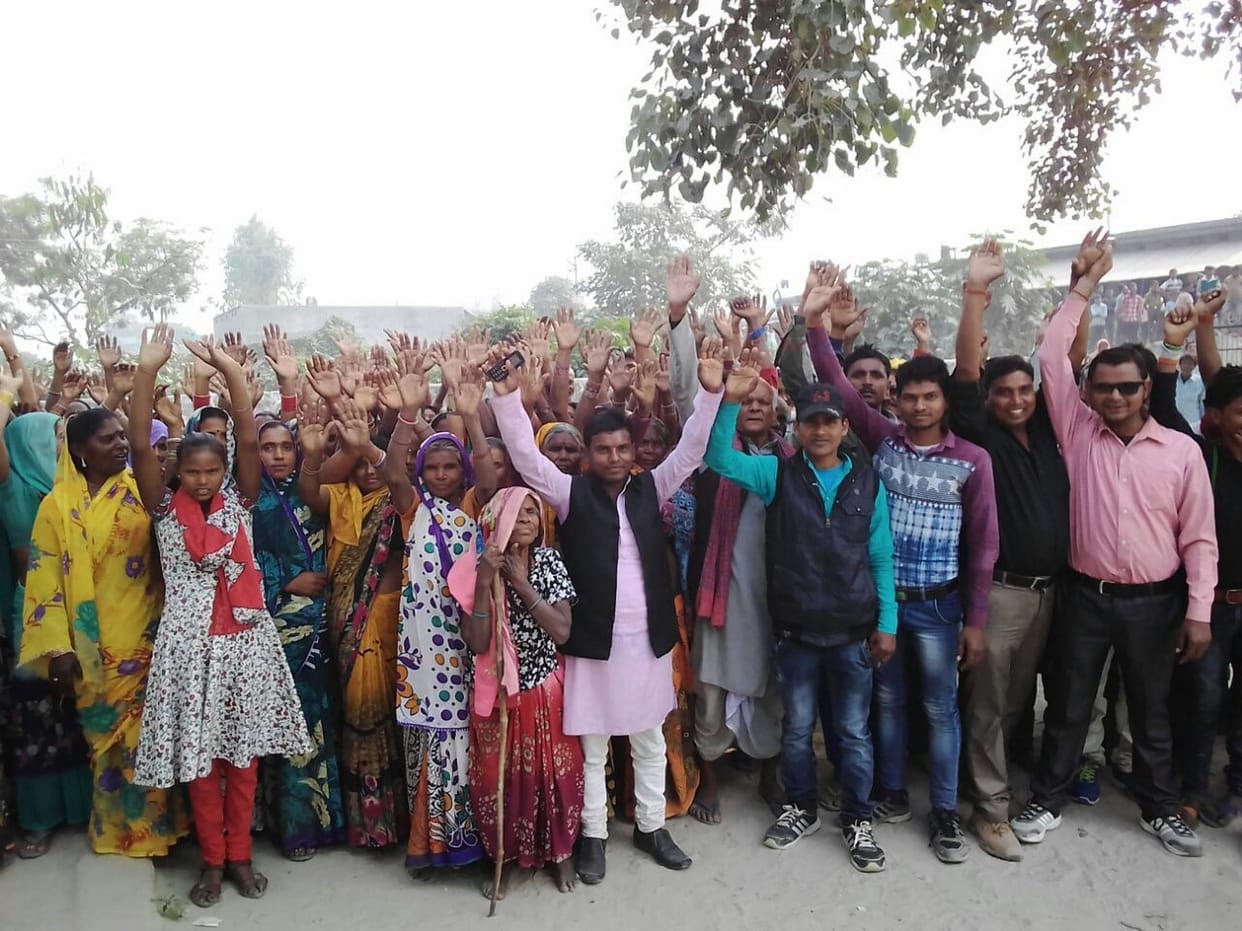 नहीं पहुंचे अफसर, लोगों ने प्रदर्शन किया