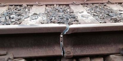 rail accident on delhi mumbai line escaped after gangman-s alert 