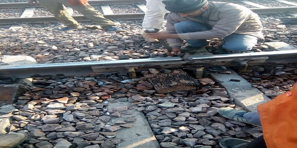 rail accident on delhi mumbai line escaped after gangman-s alert 