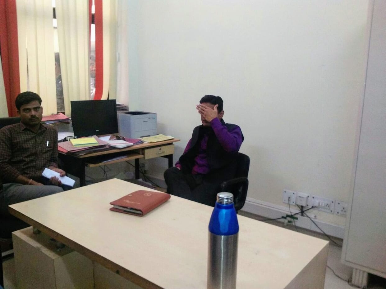 sale tax officer traped by acb jaipur for taking bribe of 50 thousand