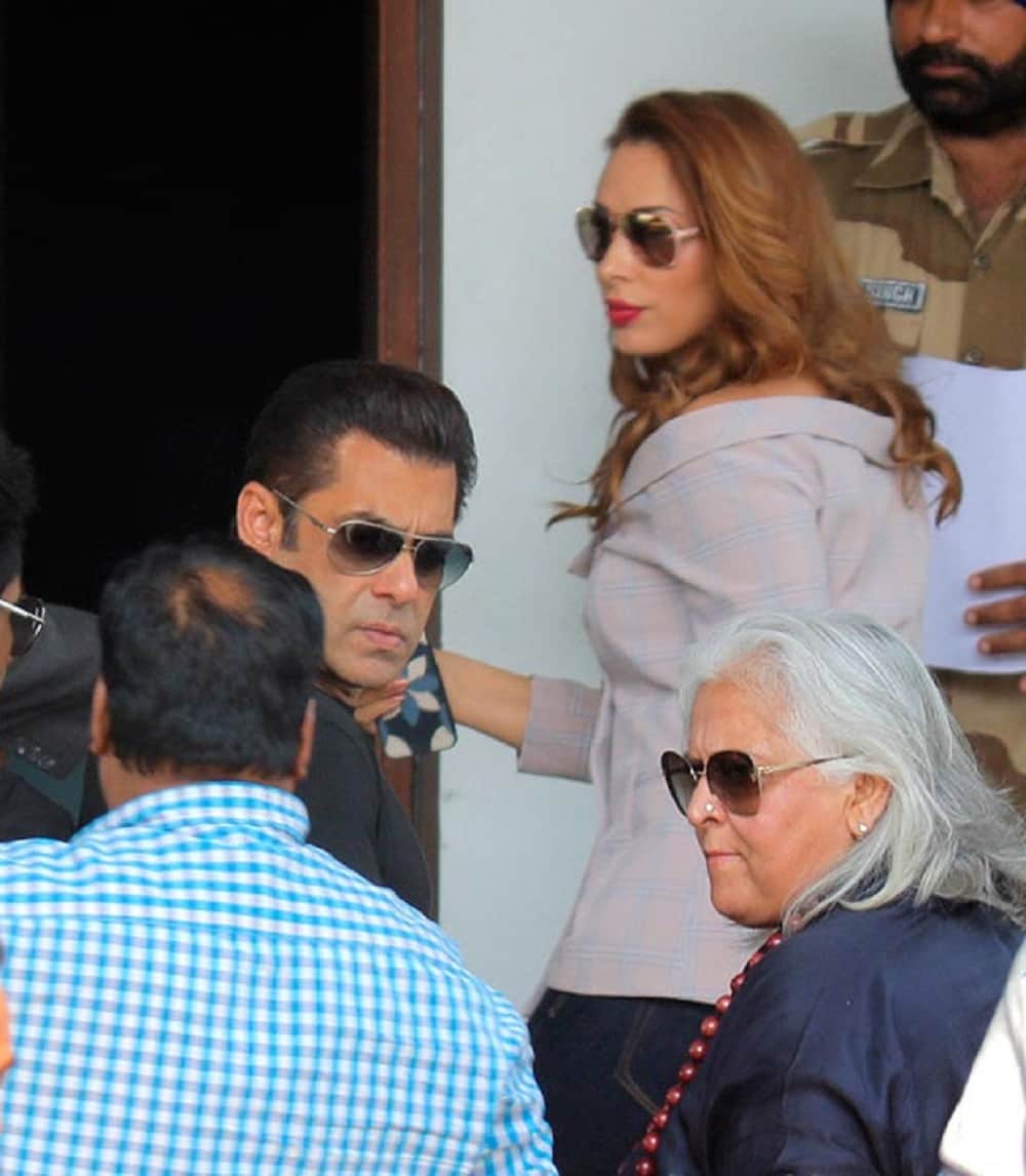 Salman Khan spotted at airport with his girlfriend Iulia Vantur
