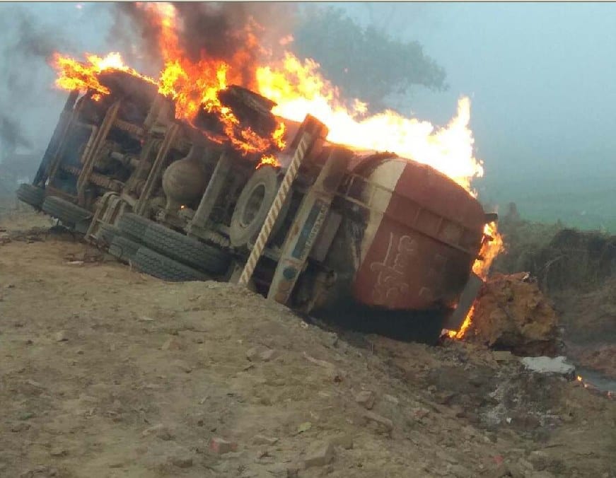 धूं-धूंकर जला एथाइल एल्कोहल से भरा टैंकर