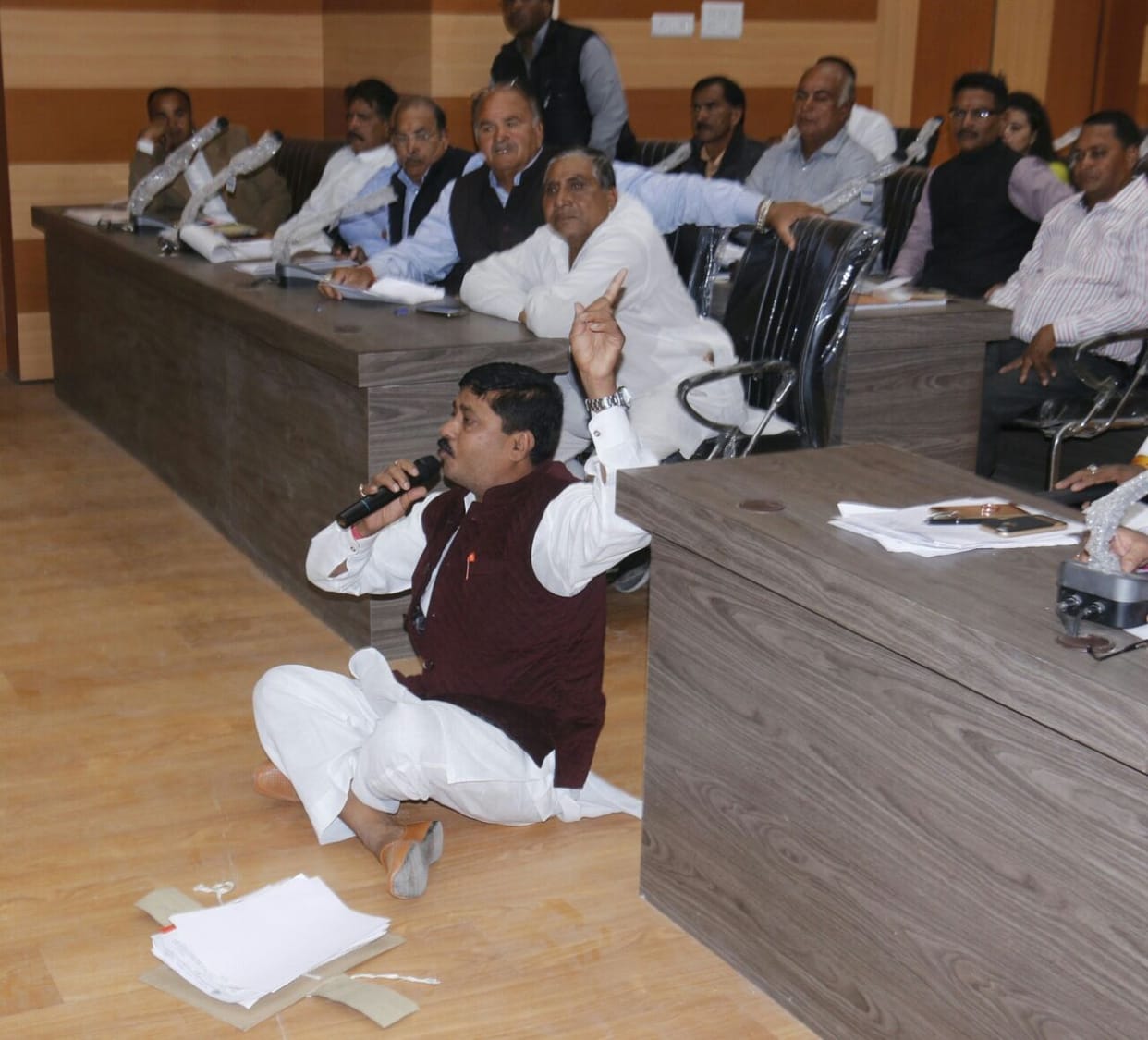 Deputy mayor sat on the ground and present his views in ajmer