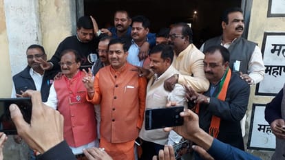 भाजपा प्रत्याशी विनोद अग्रवाल (बाएं से दूसरे) जीत के बाद समर्थकों के साथ।