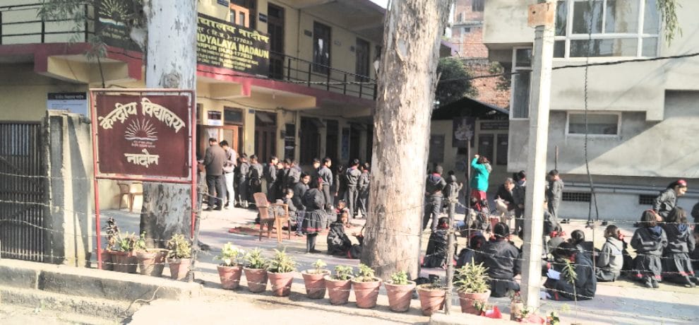 रैन बसेरा में चल रहा नादौन का केंद्रीय विद्यालय