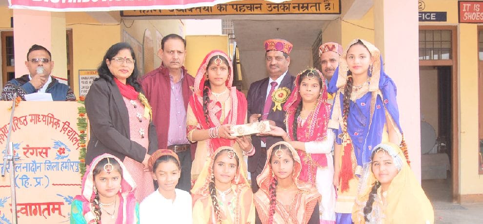 सेवानिवृत सूबेदार मेजर ने नवाजे मेधावी