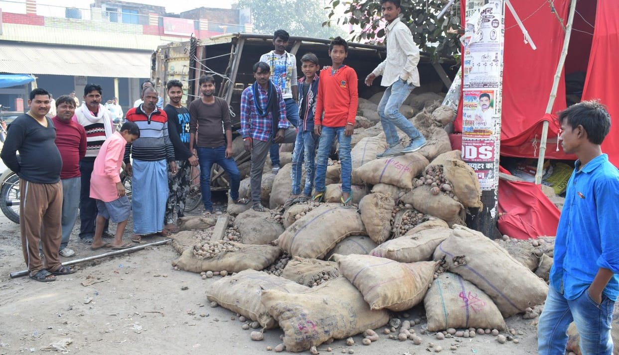 अनियंत्रित होकर आलू लदा ट्रक पलटा