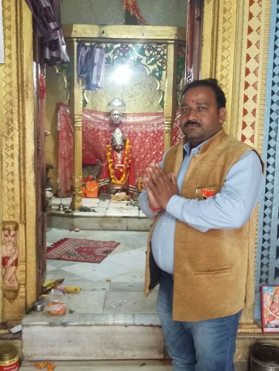 मंदिरों में दर्शन पूजन कर जीत के लिए मांगा आशीर्वाद