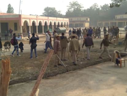 रामपुर में मतगणना के दौरान एजेंट भिड़ गए। खदेड़ती पुलिस।