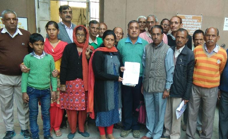 पानी के लिए आईपीएच दफ्तर के बाहर प्रदर्शन