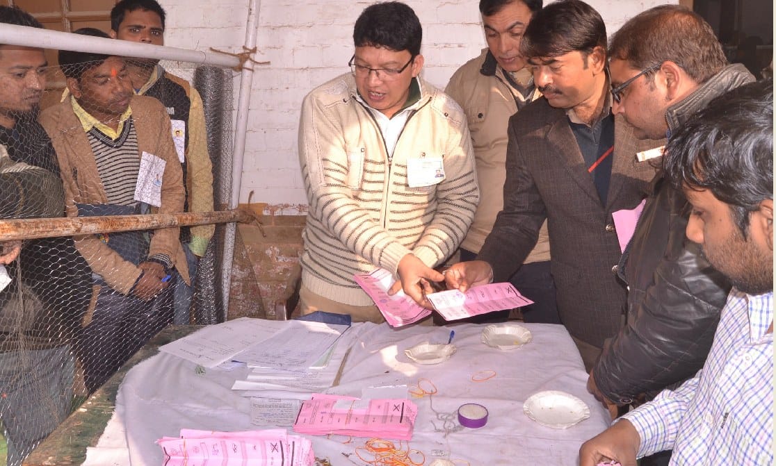 डीएम ने सपा के एजेंट की लगाई फटकार