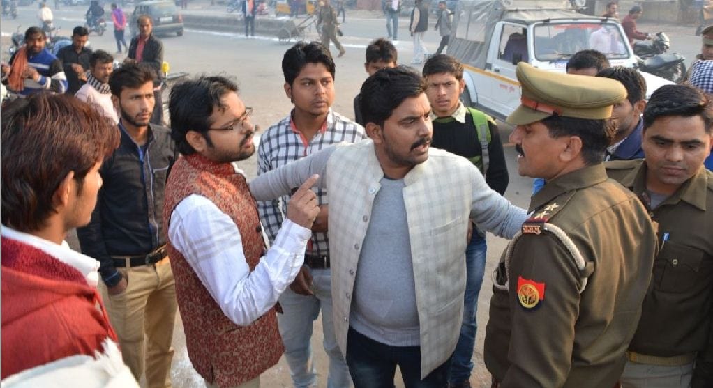 मतपेटियों की सील टूटी मिलने पर प्रत्याशियों का हंगामा