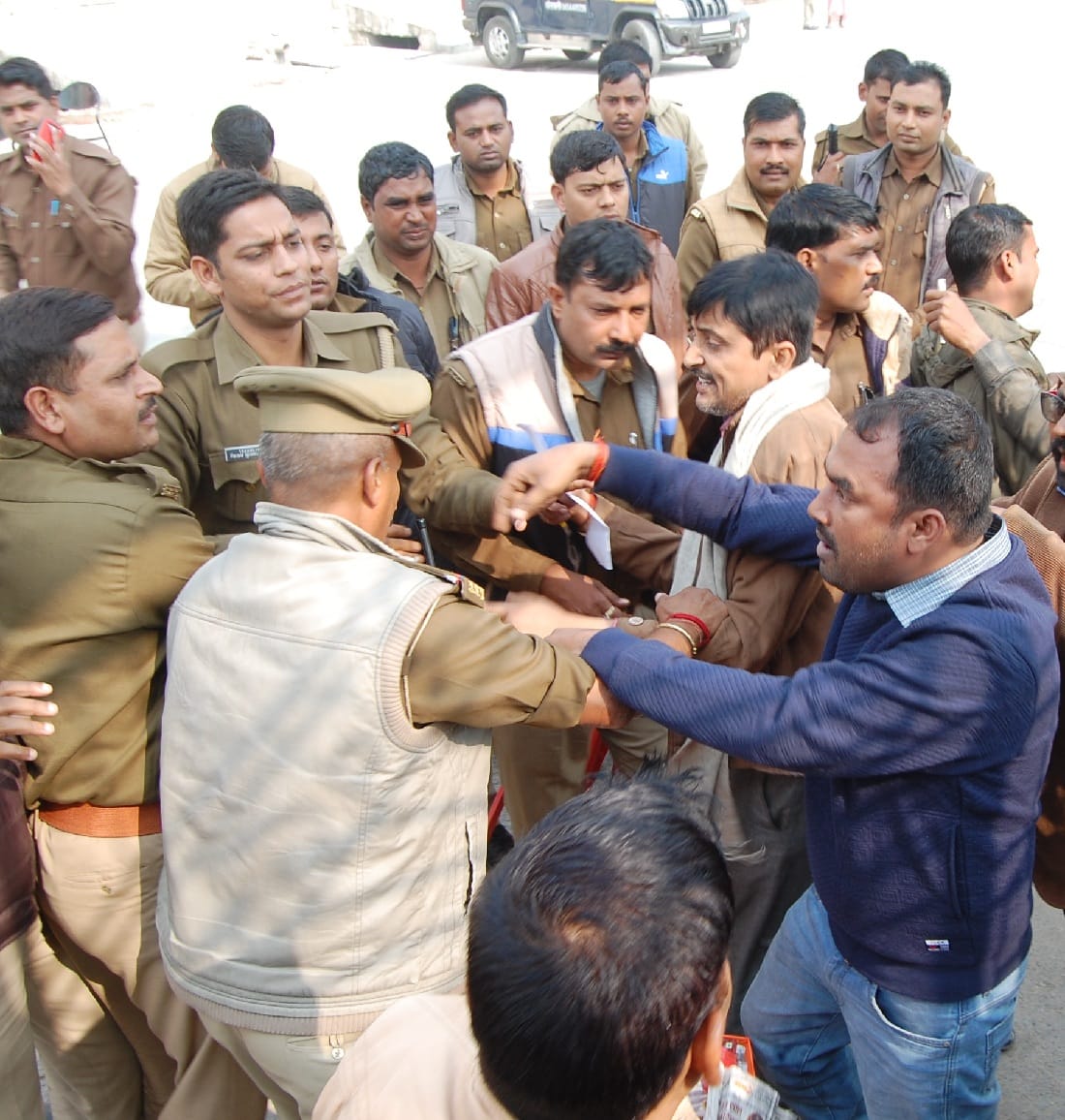 पत्रकारों पर लाठीचार्ज, एक का सिर फटा