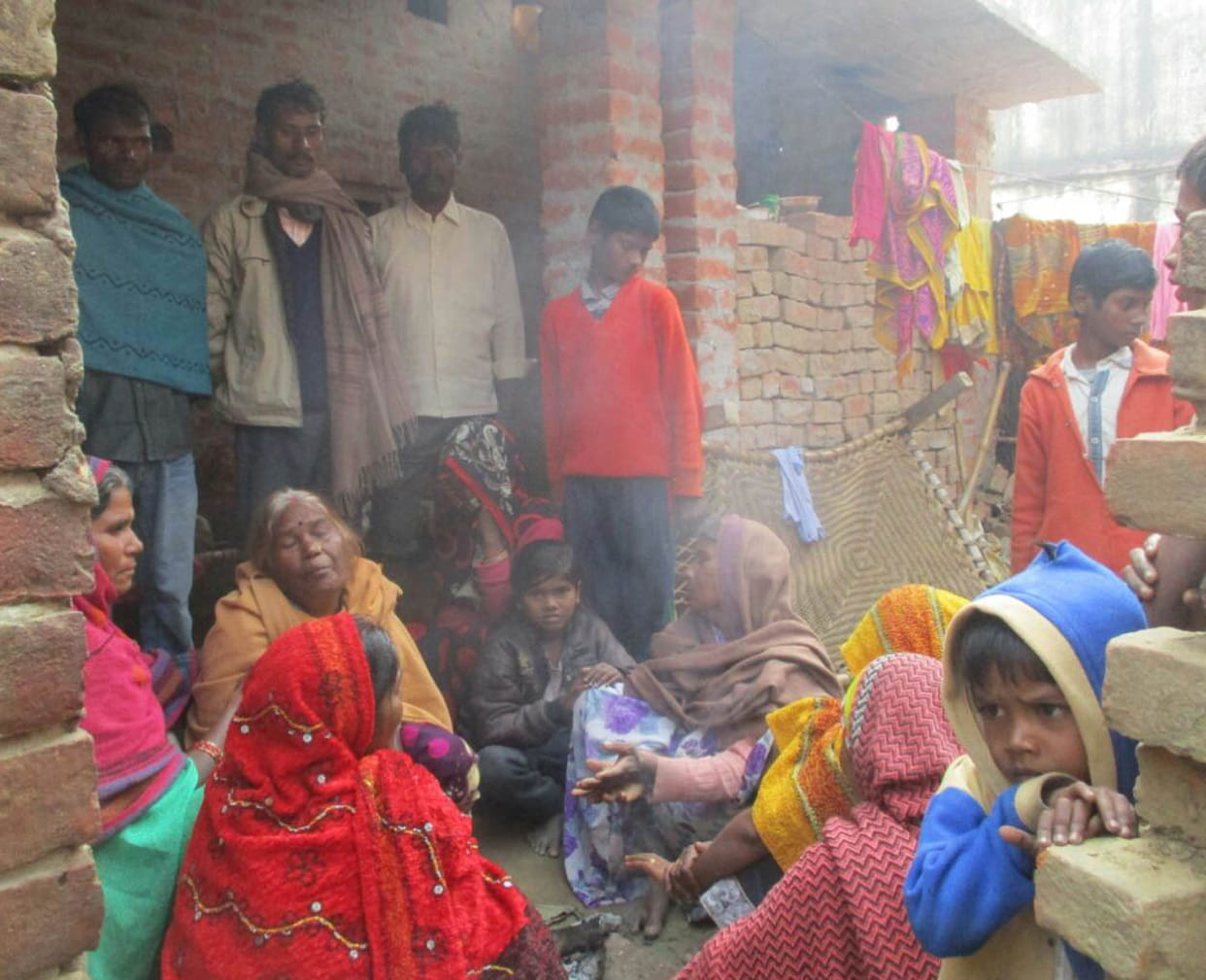 चार गुमटियों में लगाई आग, धू-धूकर जली
