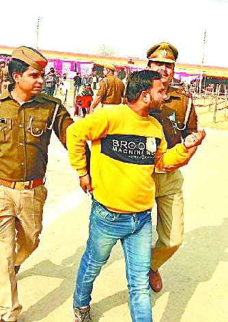 जोशीले समर्थकों को लाठियां फटकार कर खदेड़ा