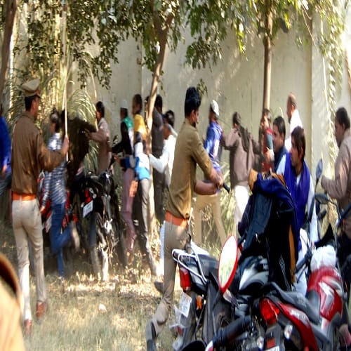 Shouting after the slogan stone pelting on police live photos of lathi charge
