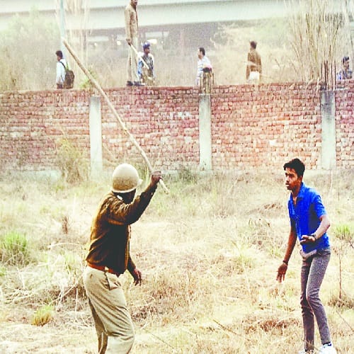 Shouting after the slogan stone pelting on police live photos of lathi charge