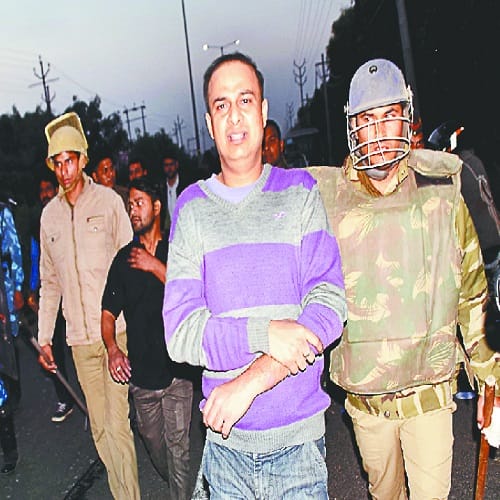 Shouting after the slogan stone pelting on police live photos of lathi charge