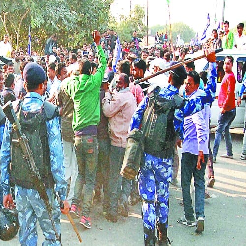 Shouting after the slogan stone pelting on police live photos of lathi charge