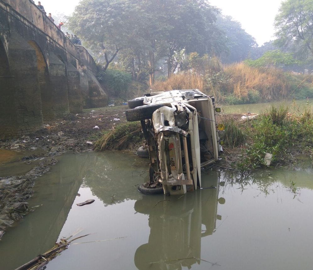 Collapsed Bolero under the bridge, many injured 