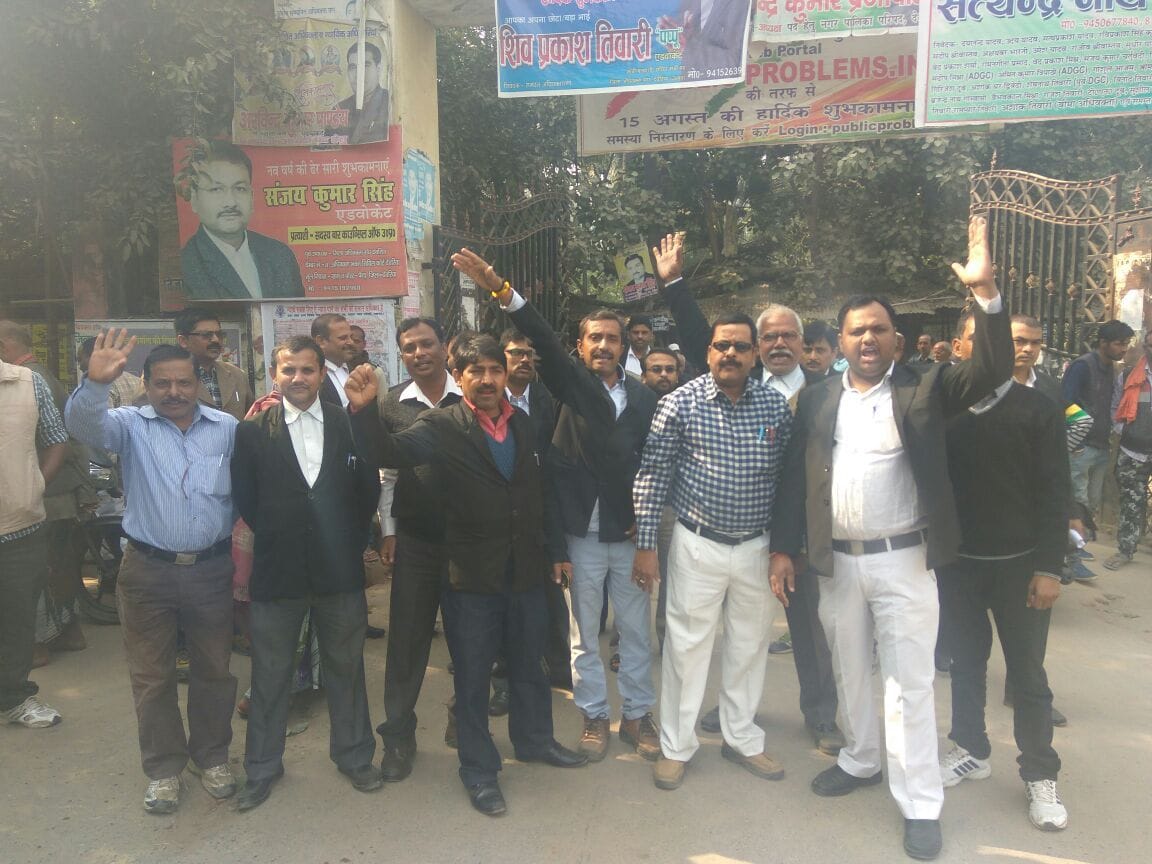 वकीलों का तेवर देख भागे पुलिसकर्मी