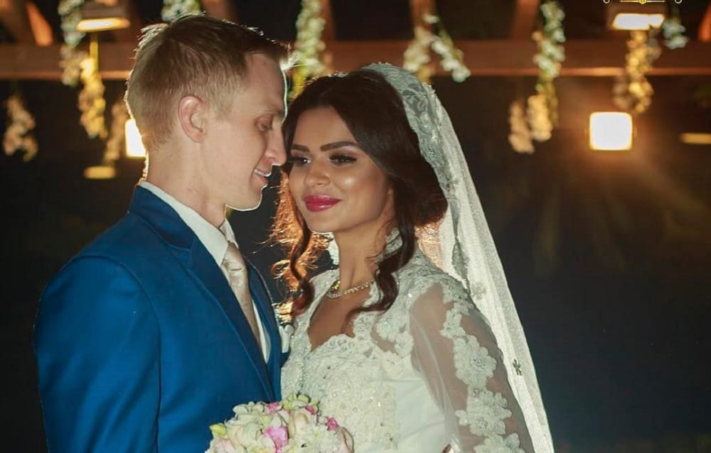 Aashka Goradia and Brent Goble Shared their first Picture after Wedding From The Taj Mahal
