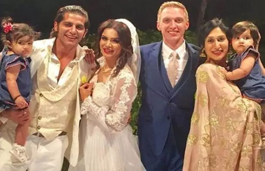 Aashka Goradia and Brent Goble Shared their first Picture after Wedding From The Taj Mahal