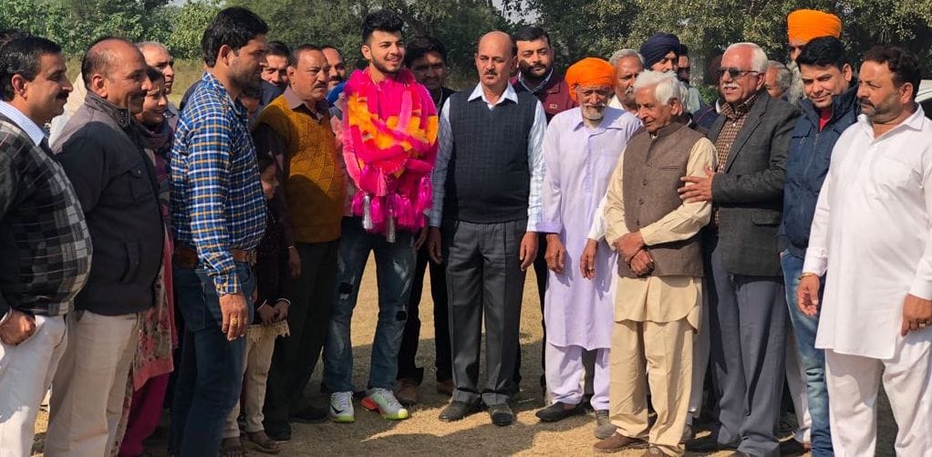 प्रो. कबड्डी खिलाड़ी का देहलां पहुंचने पर भव्य स्वागत