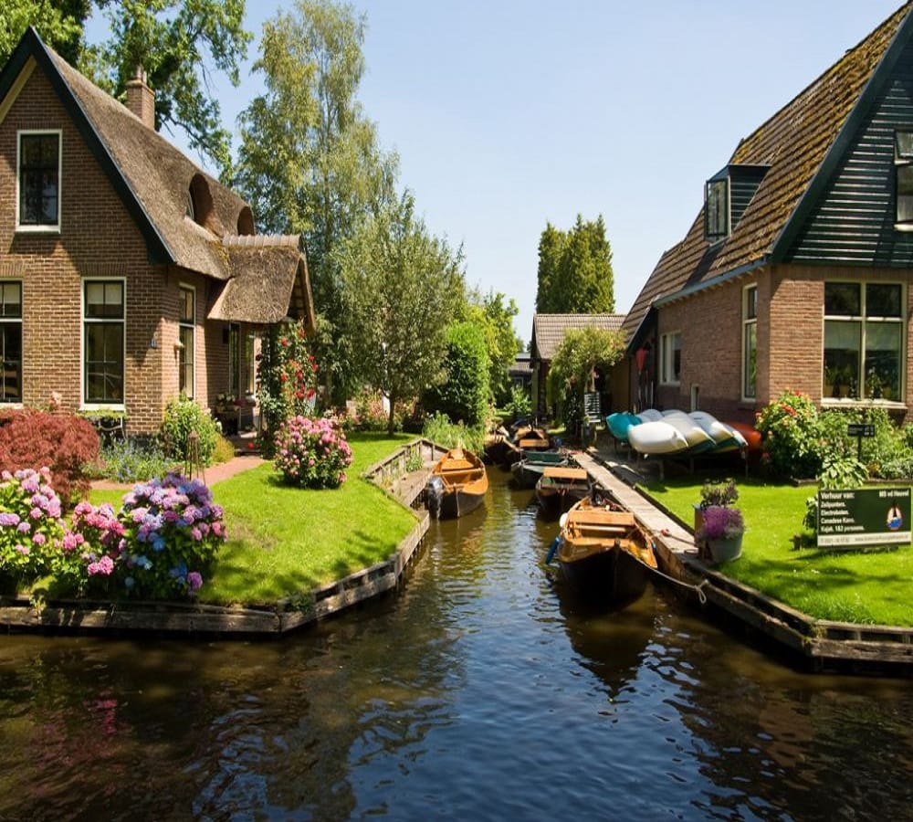 People walk on the water instead of the road in this amazing city