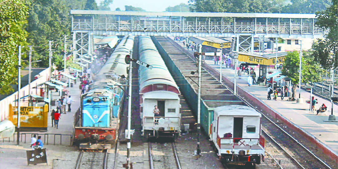  Chambal Express and goods train arrived at same track, railway officer's U-turn