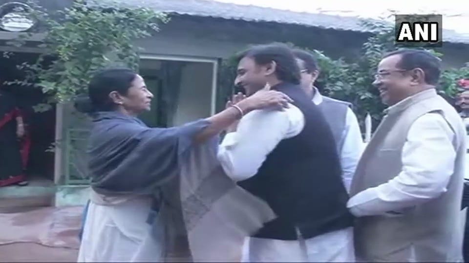 Akhilesh yadav meets West Bengal Chief Minister Mamata Banerjee fuels speculation about a front