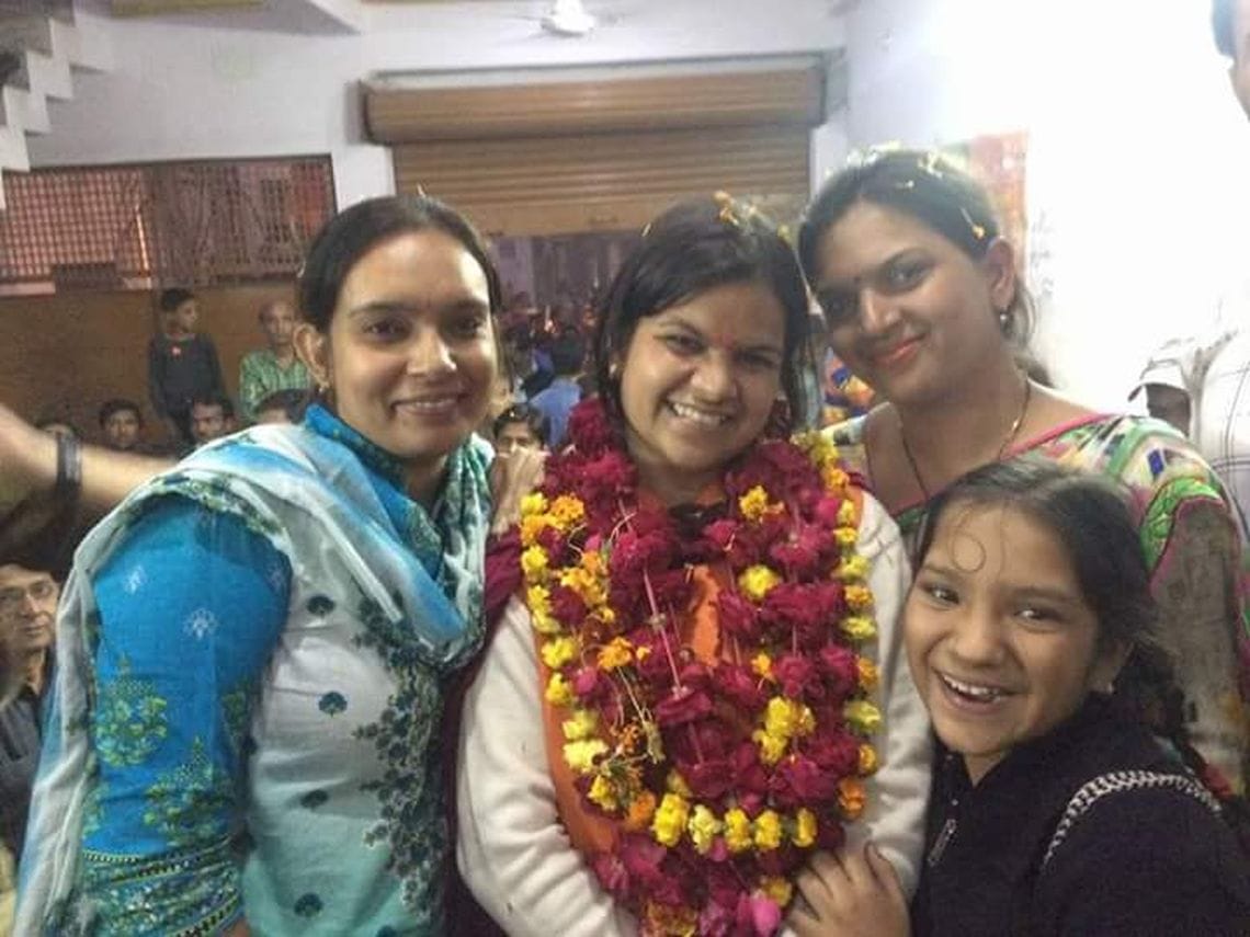 पैदल बाजार का हाल जानने निकलीं महापौर