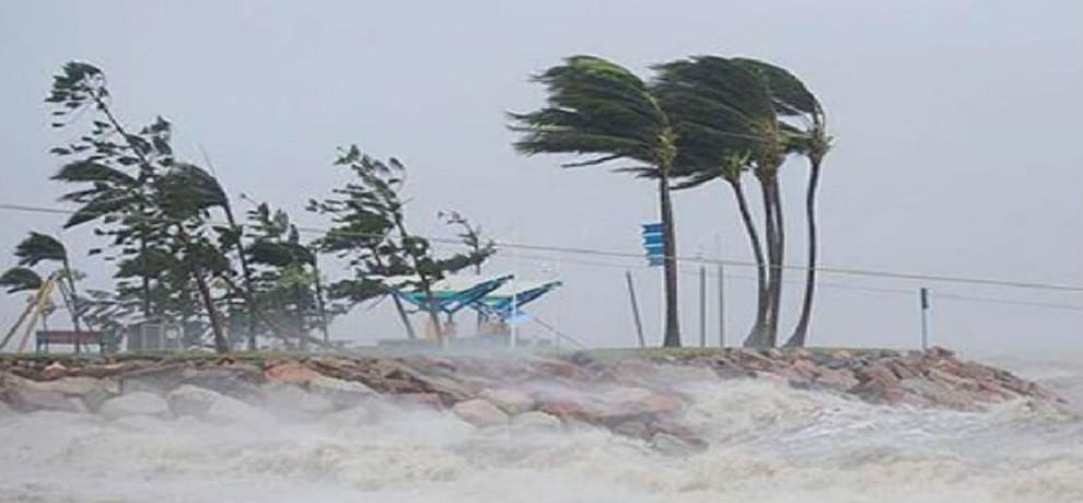 After Maharashtra Cyclone Ockhi moves closer to Gujarat, 390 km away from Surat
