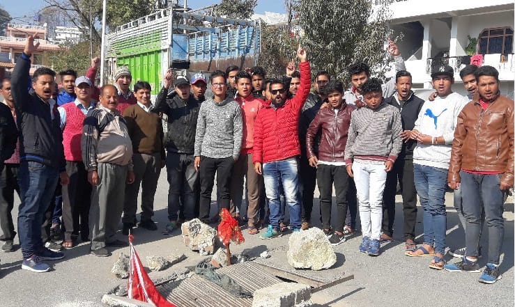 Demolition of sand pile on the road, opposition to not improving the lattice of the chamber