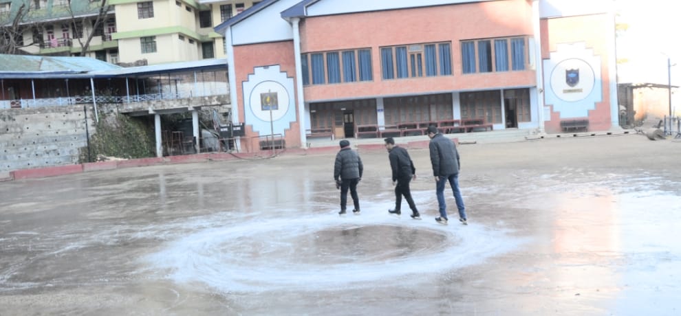 snow started freezing in ice skating rink shimla