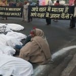 राजभवन के बाहर प्रदर्शन कर रहे लोग