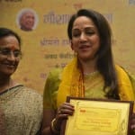  hema malini honoured by naushad award in Lucknow.