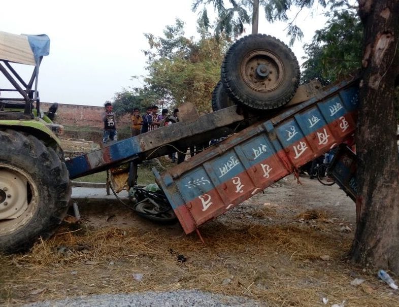 Uncontrollable tractor-trolley turns over, injured 19