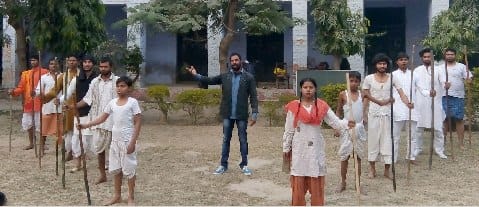 नाटक महेश के मंचन में उठाई गोवंशीय समस्या