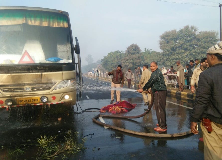 सड़क हादसे में भाई बहन समेत तीन की मौत