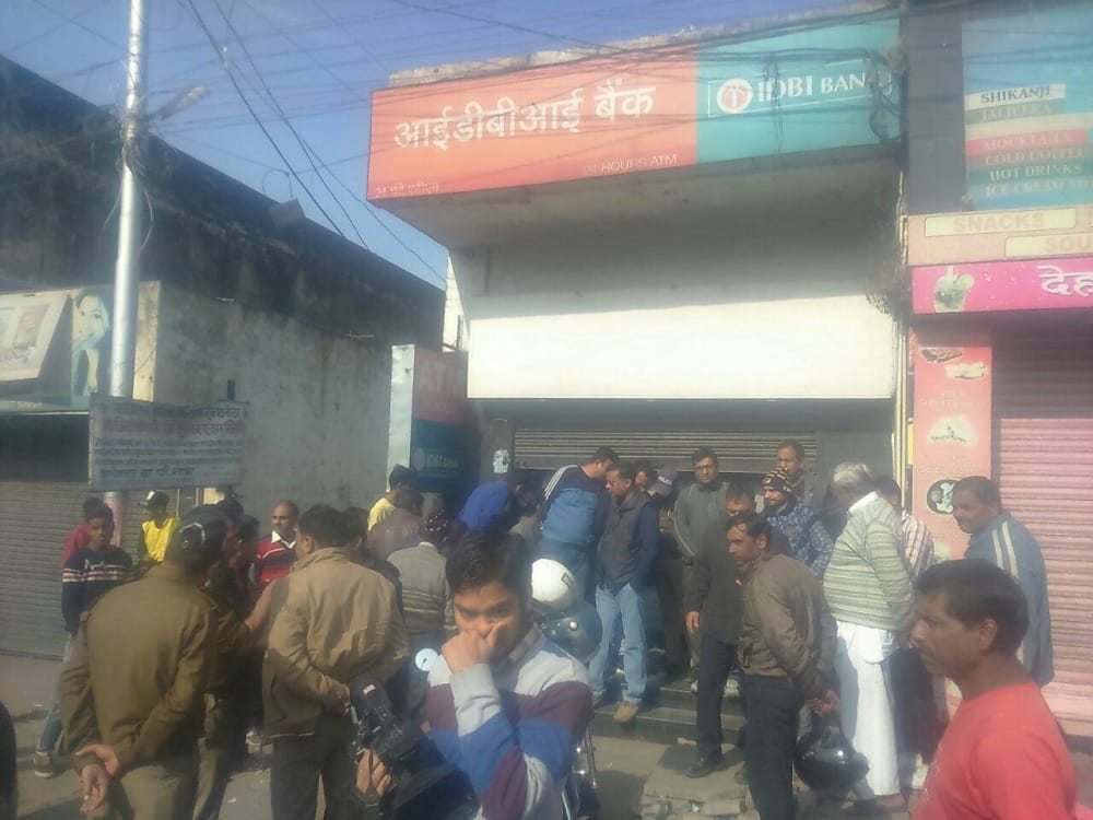 Robbers broke bank ATM