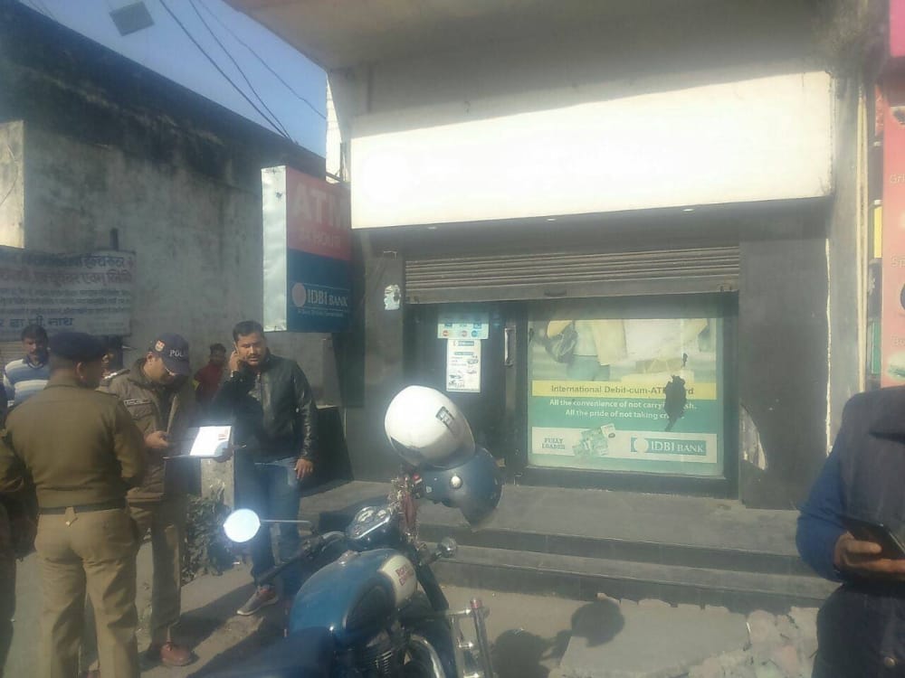 Robbers broke bank ATM