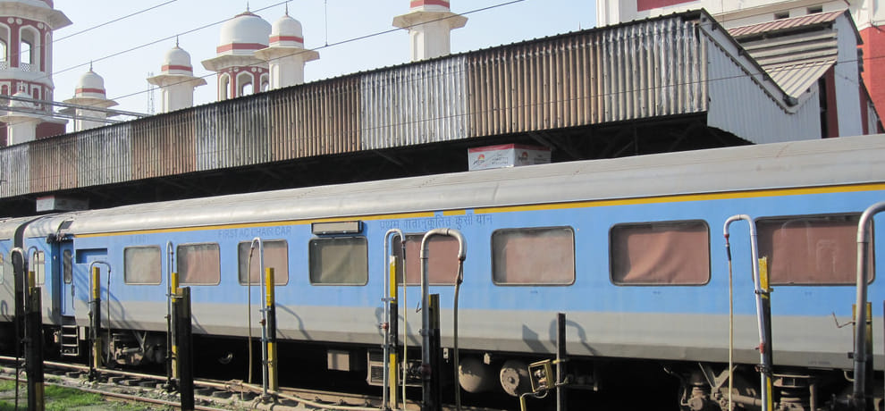 on new year kanpur people got new tren and lift on platforms