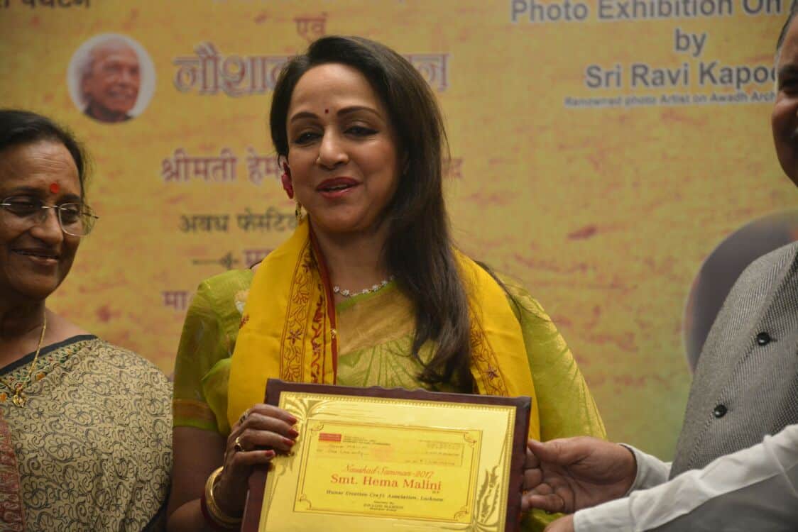  hema malini honoured by naushad award in Lucknow.