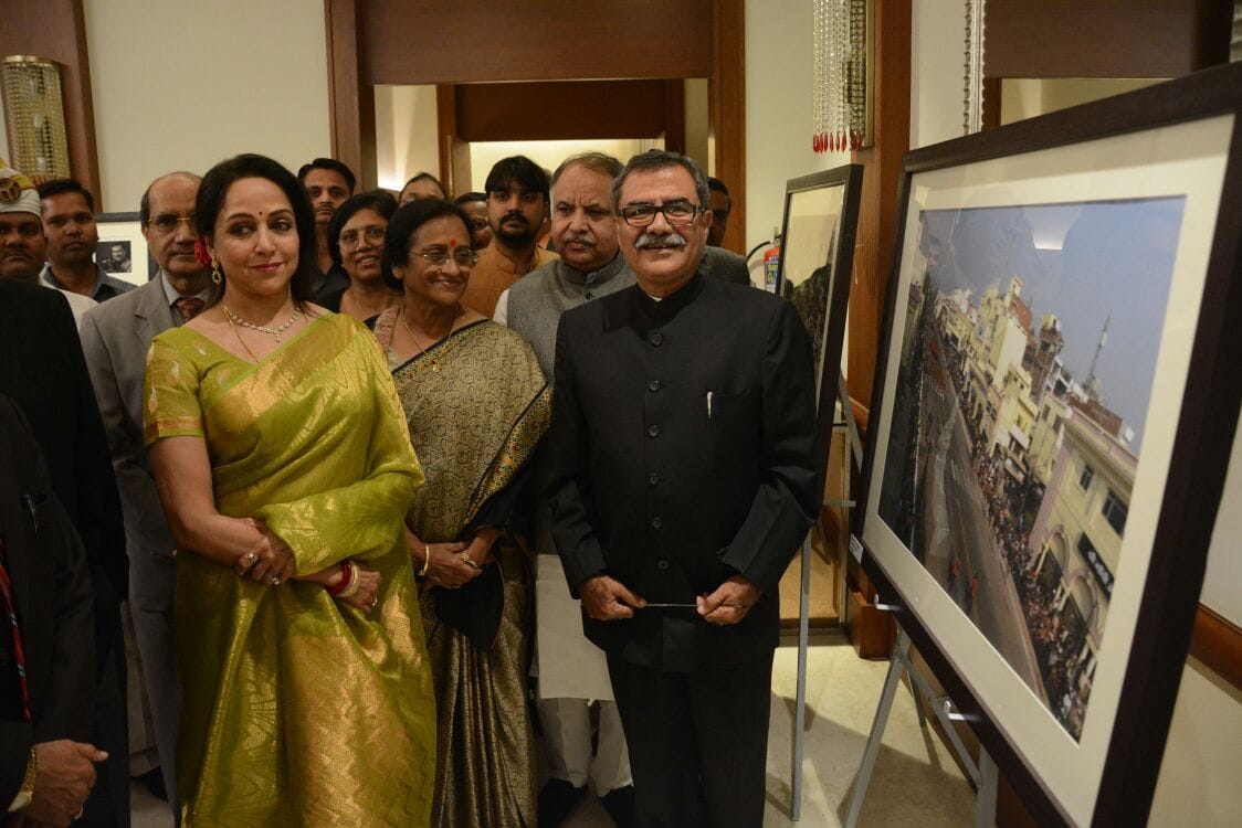  hema malini honoured by naushad award in Lucknow.