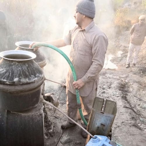 police destroyed 1600 litre raw liquor at naina devi